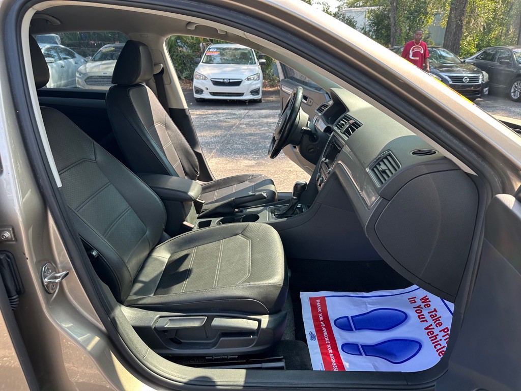 2015 Volkswagen Passat Image 17