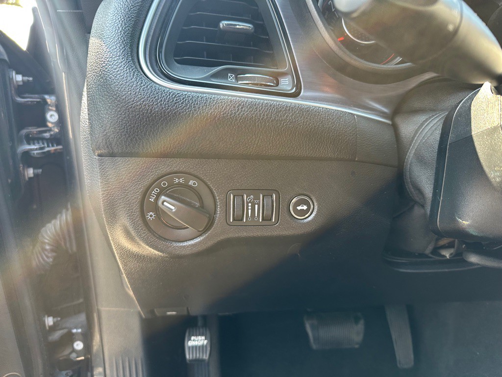 2015 Dodge Challenger Image 16