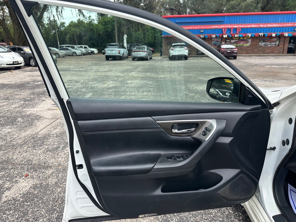 2015 Nissan Altima Image 9