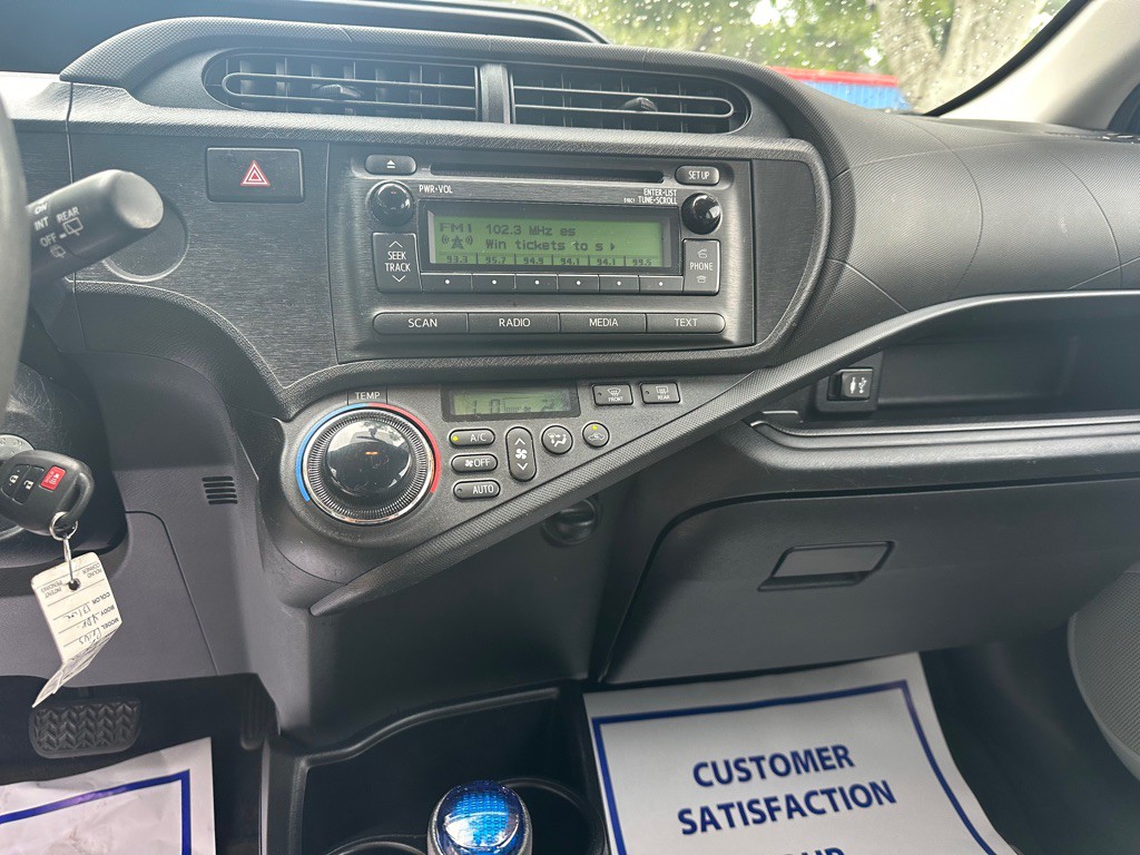 2014 Toyota Prius Image 13