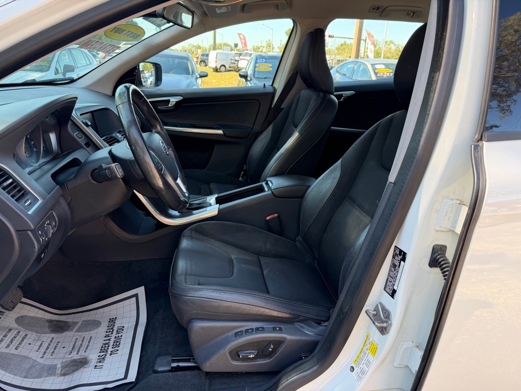 2016 Volvo XC60 Image 14