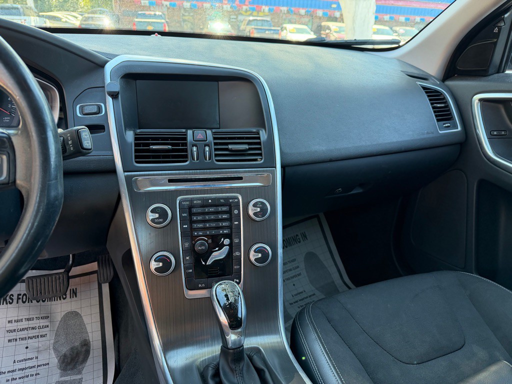 2016 Volvo XC60 Image 17