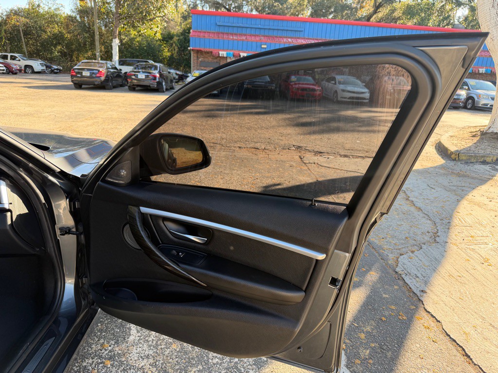 2016 BMW 3 Series Image 24