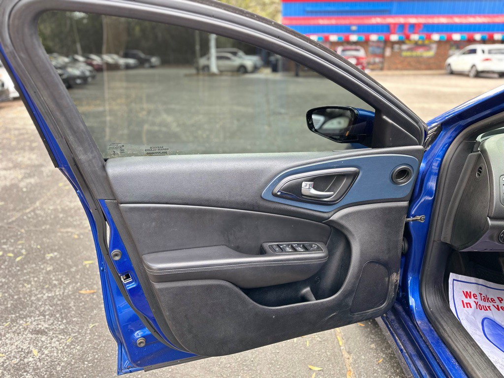 2015 Chrysler 200 Image 12