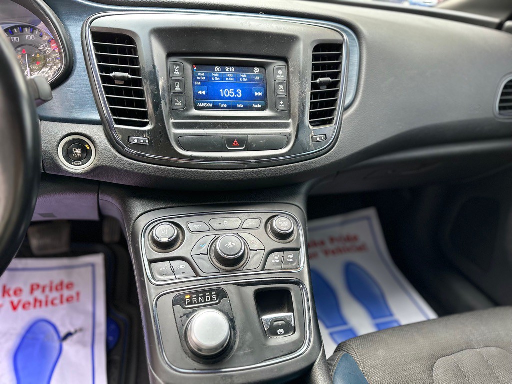 2015 Chrysler 200 Image 19