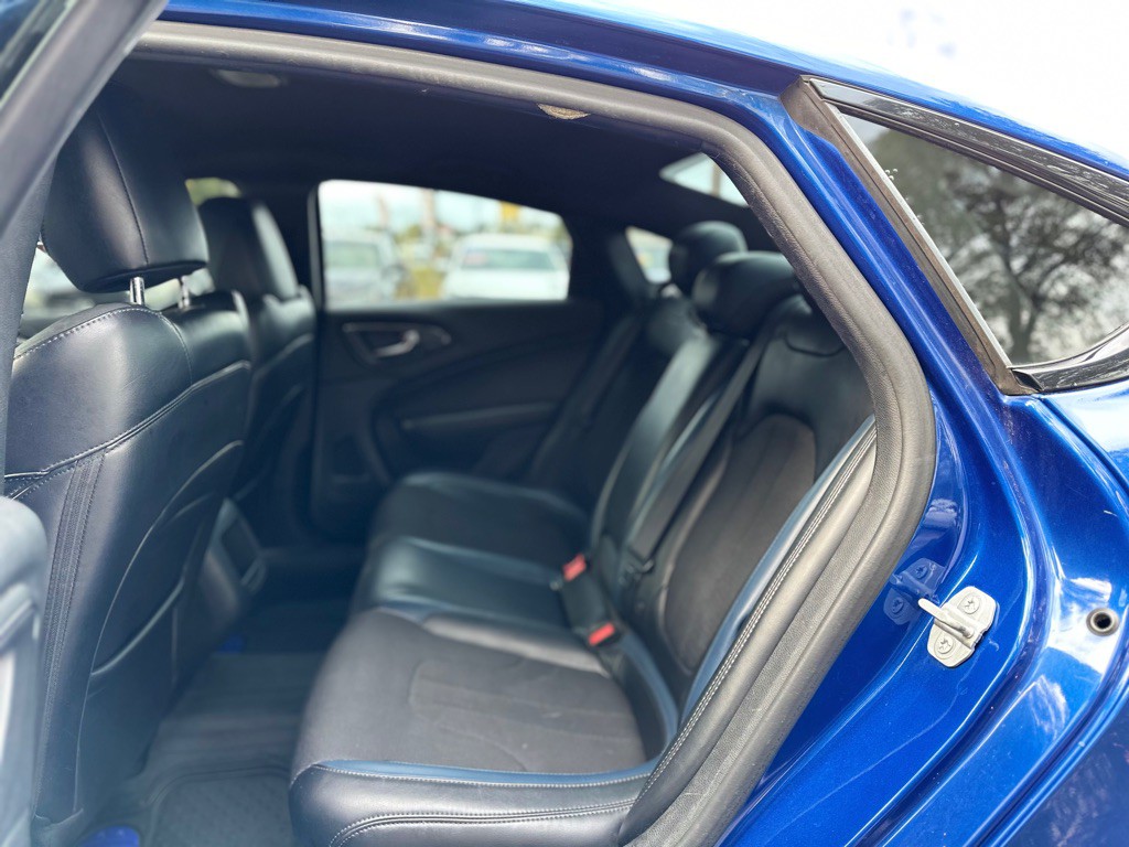 2015 Chrysler 200 Image 24