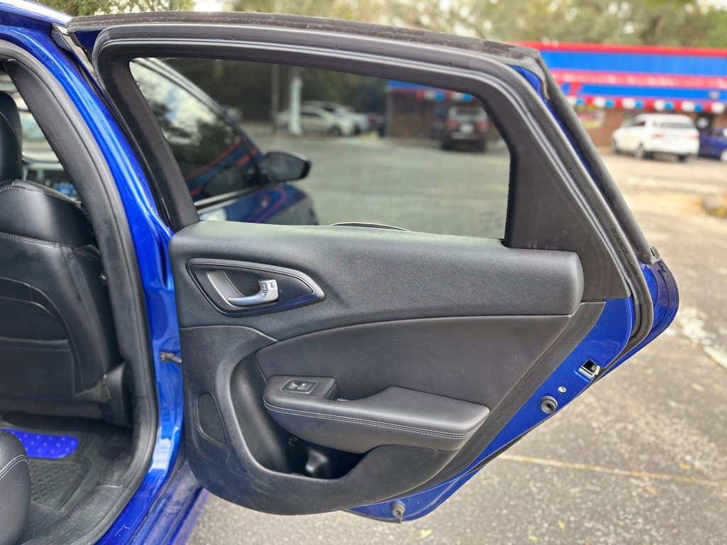 2015 Chrysler 200 Image 25