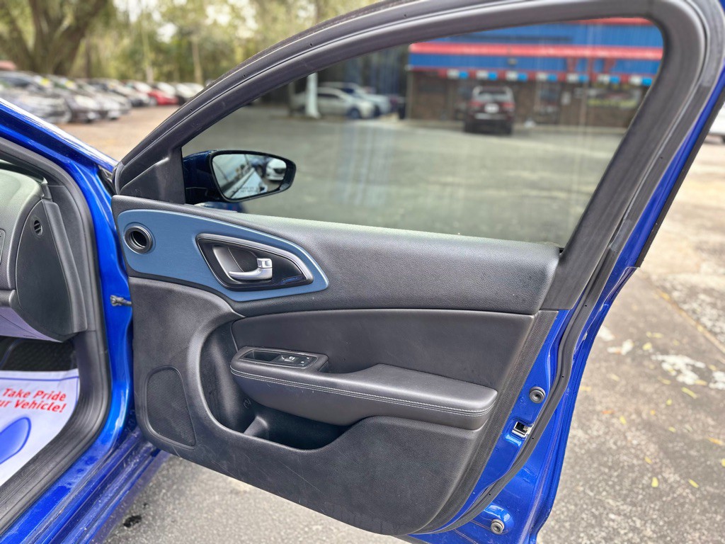 2015 Chrysler 200 Image 28