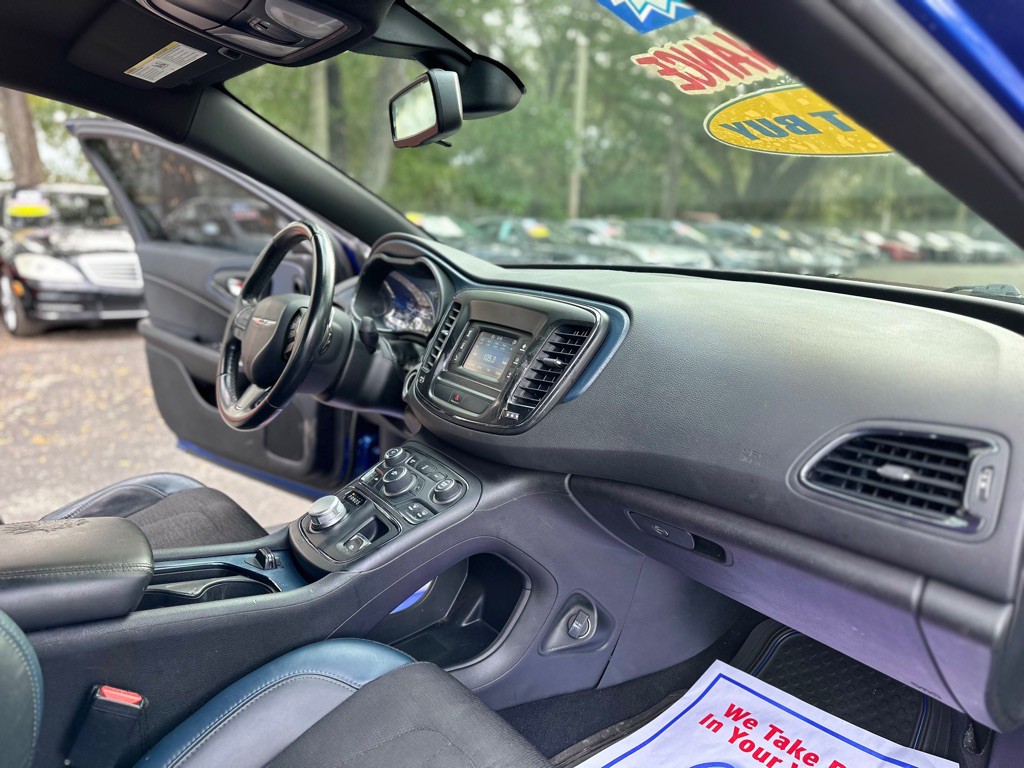 2015 Chrysler 200 Image 30