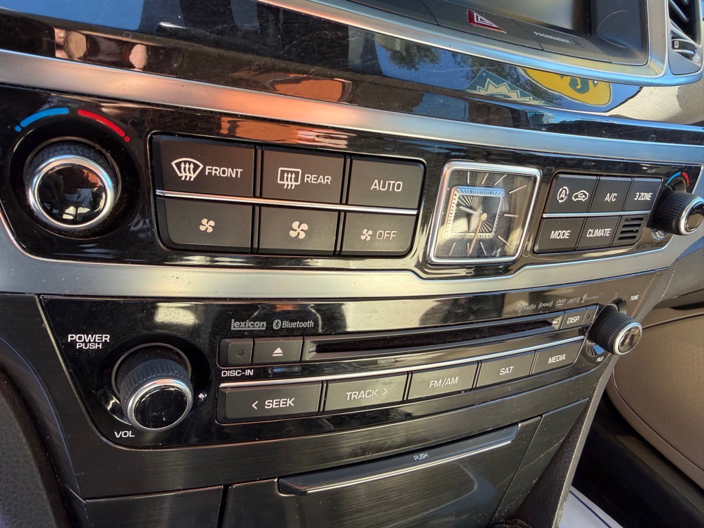 2016 Hyundai Equus Image 24