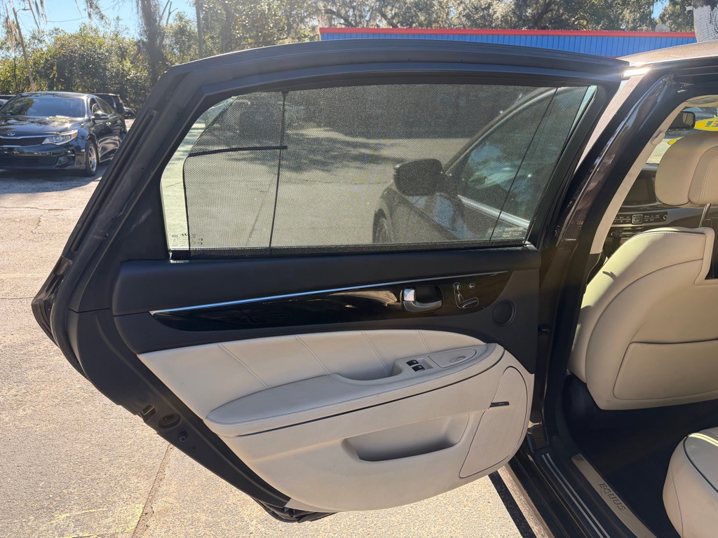 2016 Hyundai Equus Image 31