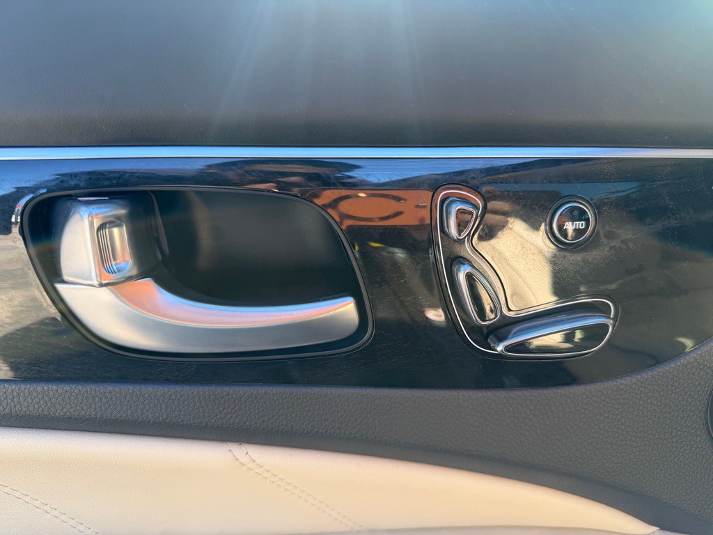 2016 Hyundai Equus Image 32