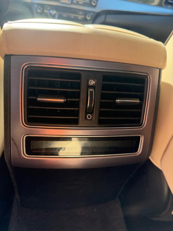 2016 Hyundai Equus Image 38