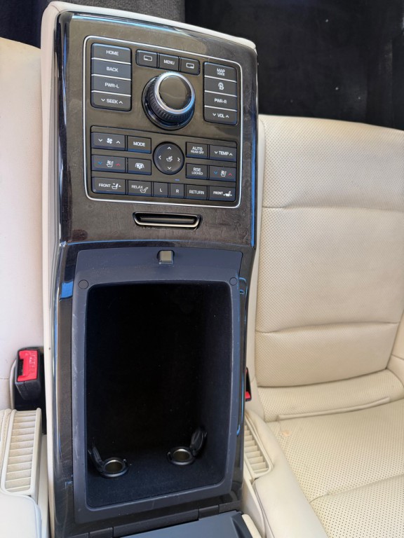 2016 Hyundai Equus Image 39