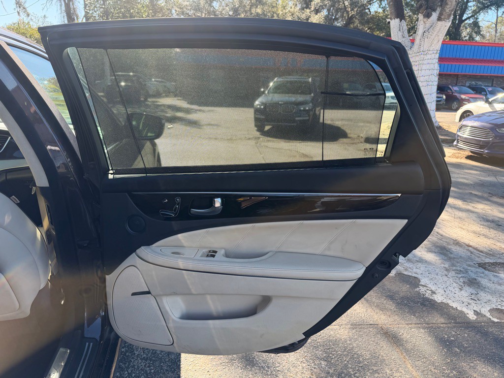 2016 Hyundai Equus Image 42