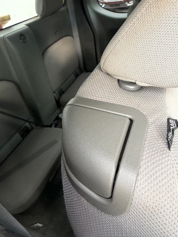 2012 Nissan Frontier Image 24