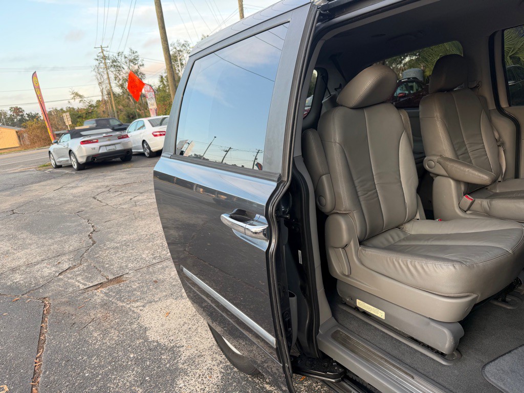 2014 Kia Sedona Image 24
