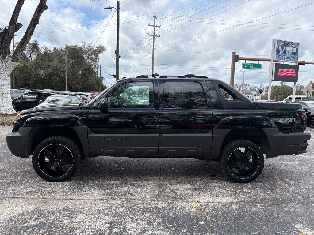 2003 Chevrolet Avalanche Image 2