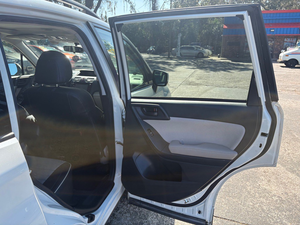 2016 Subaru Forester Image 12