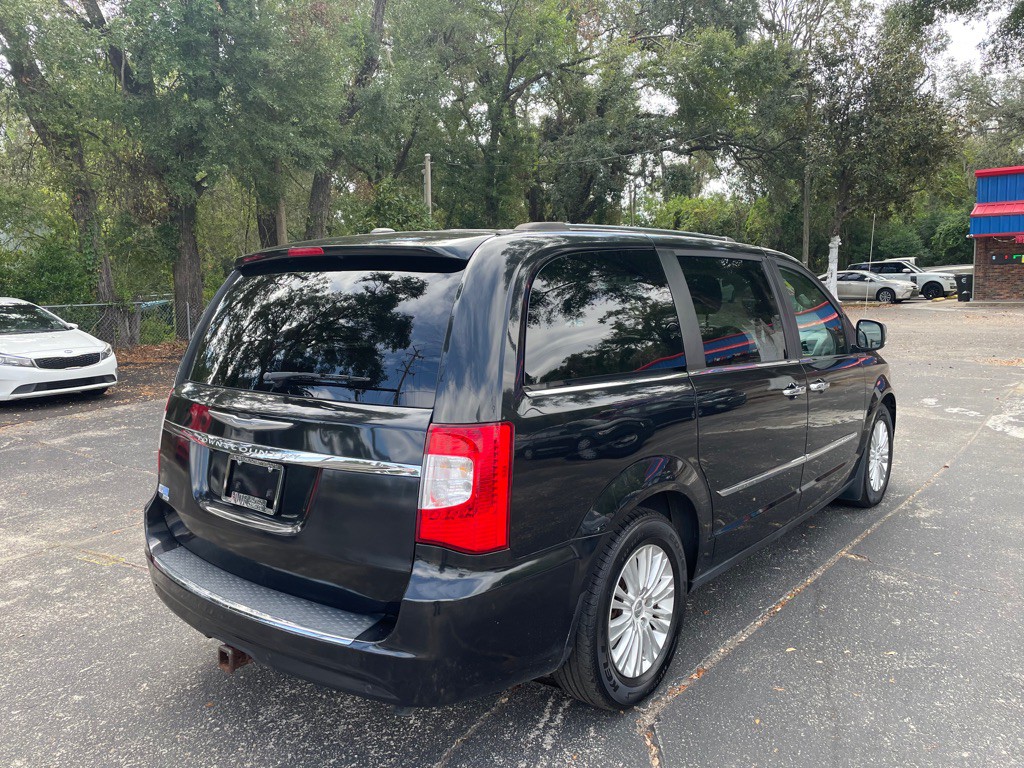 2015 Chrysler Town & Country Image 5