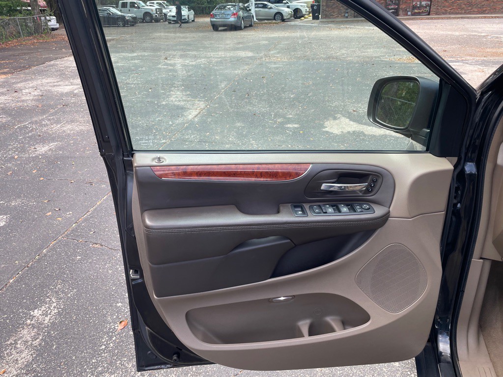 2015 Chrysler Town & Country Image 10