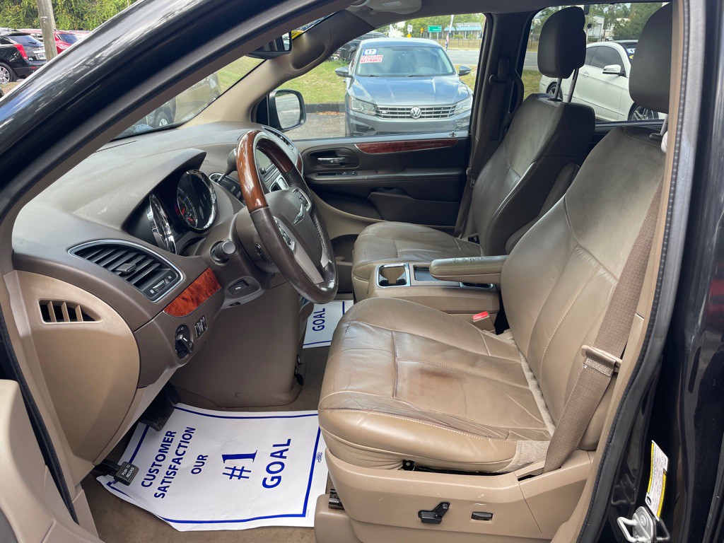 2015 Chrysler Town & Country Image 11