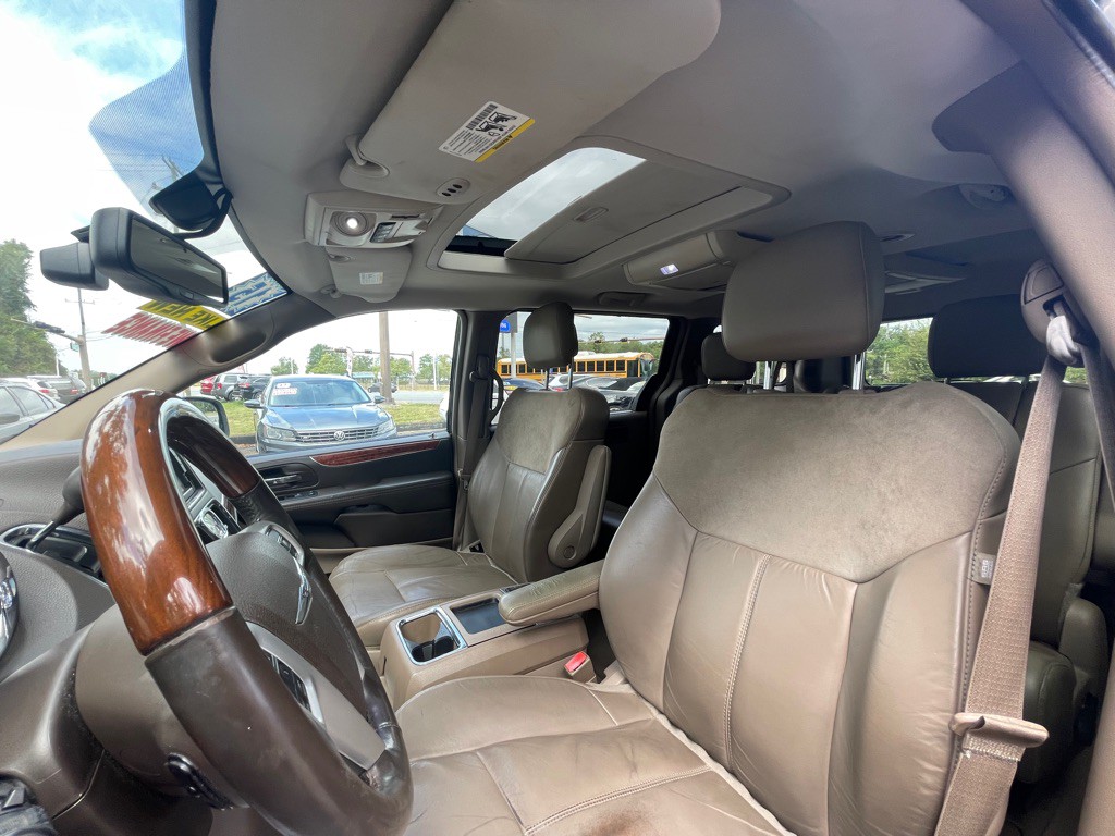 2015 Chrysler Town & Country Image 12