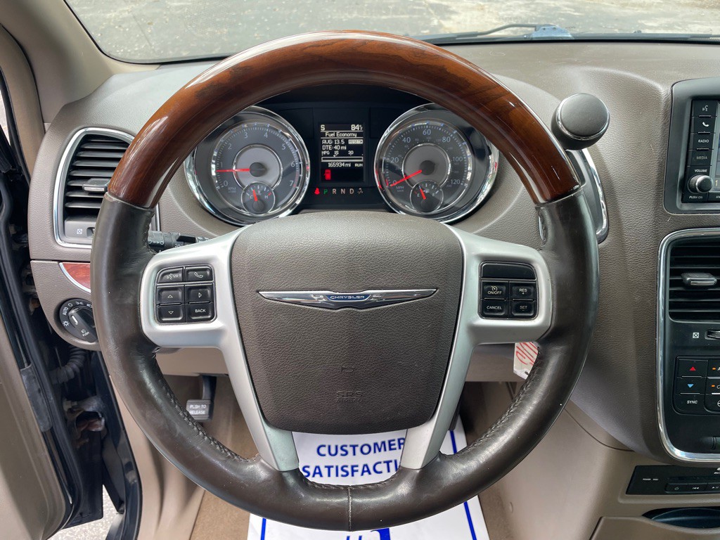 2015 Chrysler Town & Country Image 15