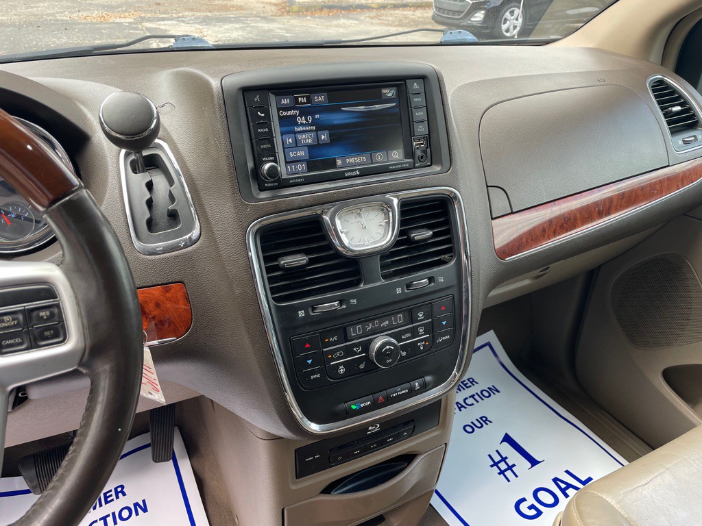 2015 Chrysler Town & Country Image 16