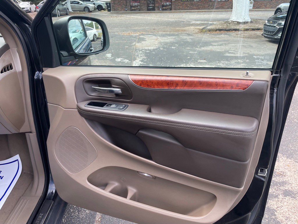 2015 Chrysler Town & Country Image 19