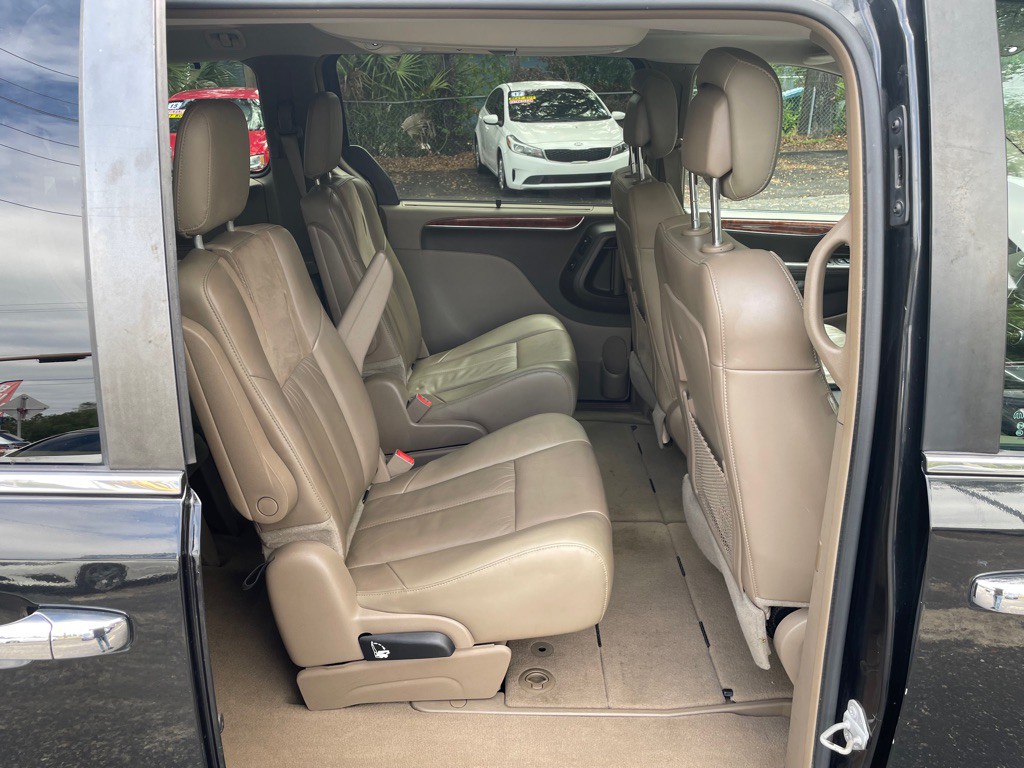 2015 Chrysler Town & Country Image 21