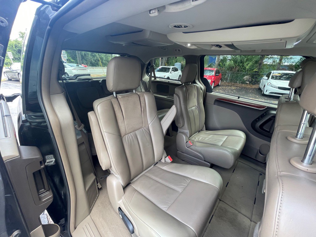 2015 Chrysler Town & Country Image 22