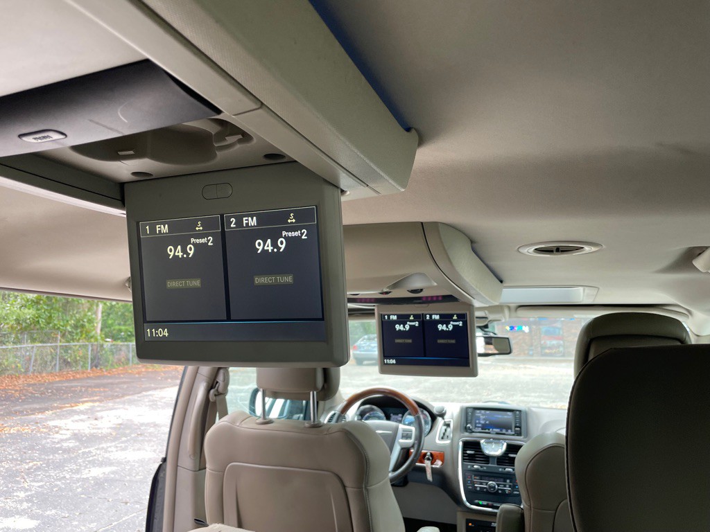 2015 Chrysler Town & Country Image 26