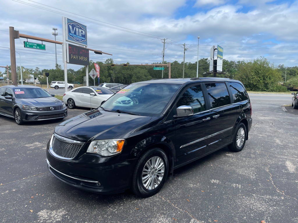 2015 Chrysler Town & Country Image 1