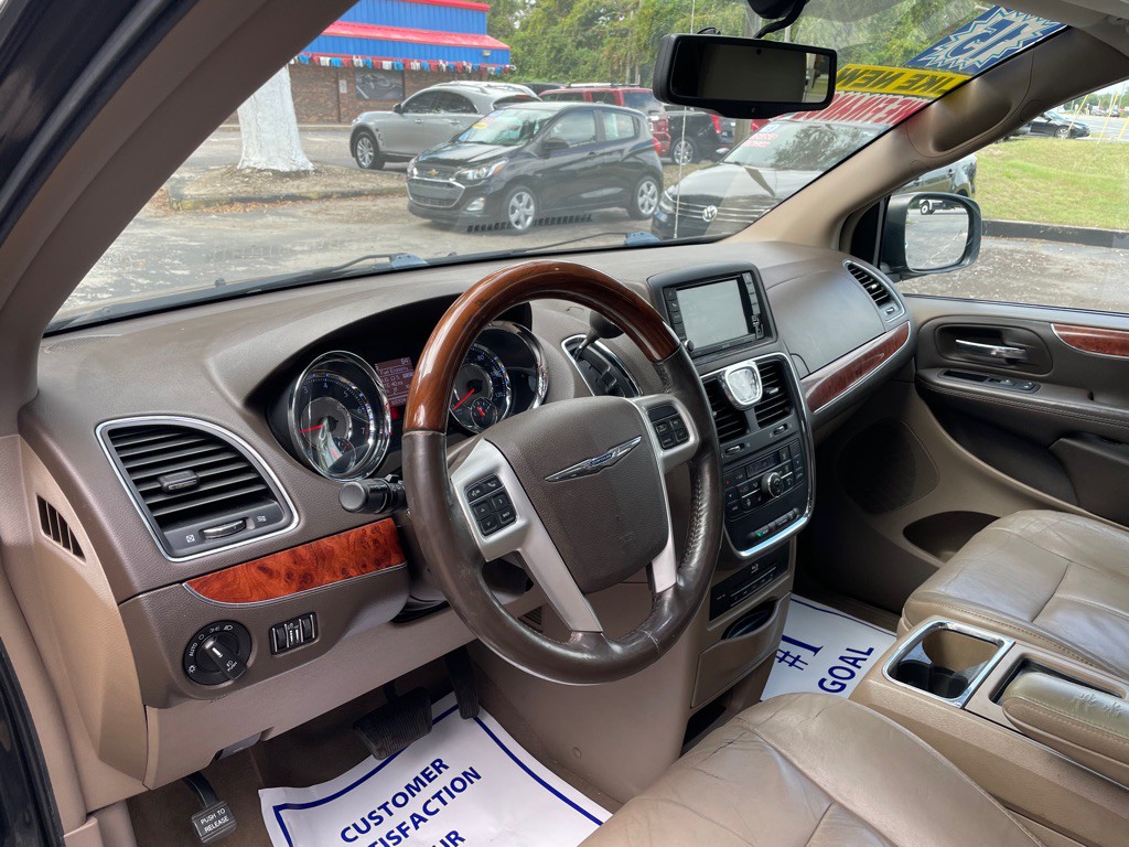2015 Chrysler Town & Country Image 13