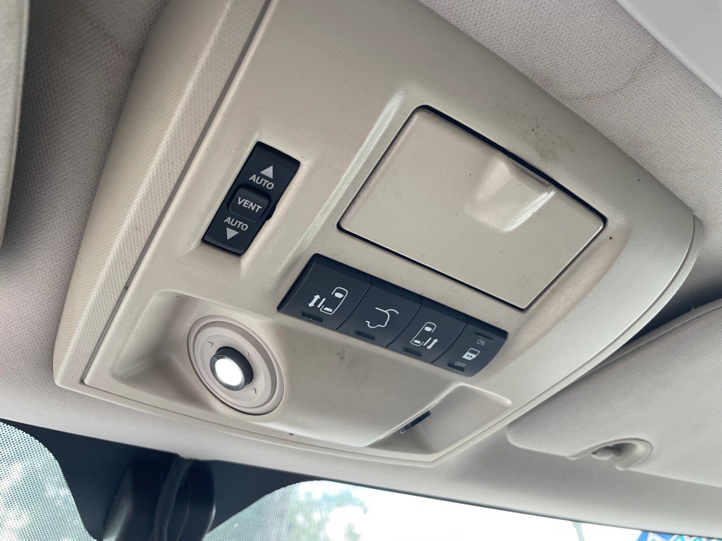 2015 Chrysler Town & Country Image 18