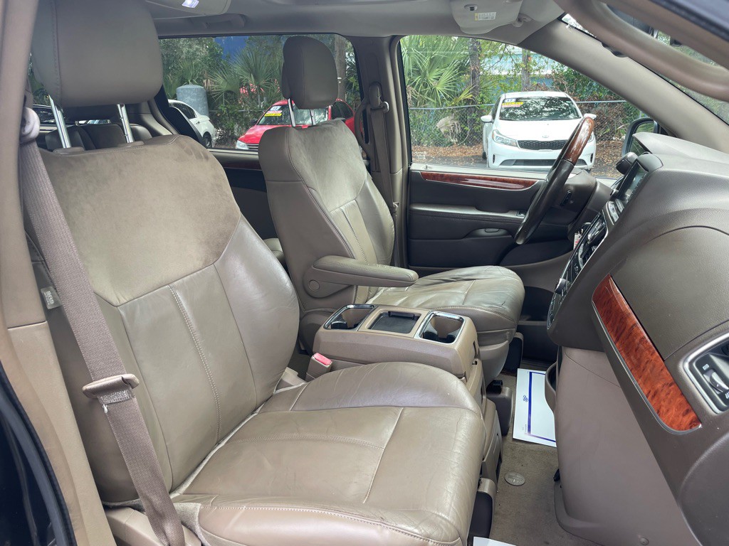 2015 Chrysler Town & Country Image 20