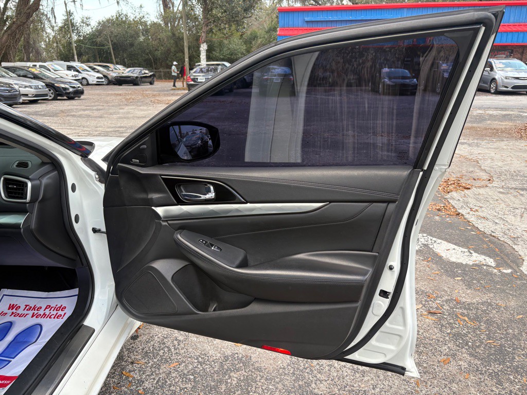 2017 Nissan Maxima Image 12