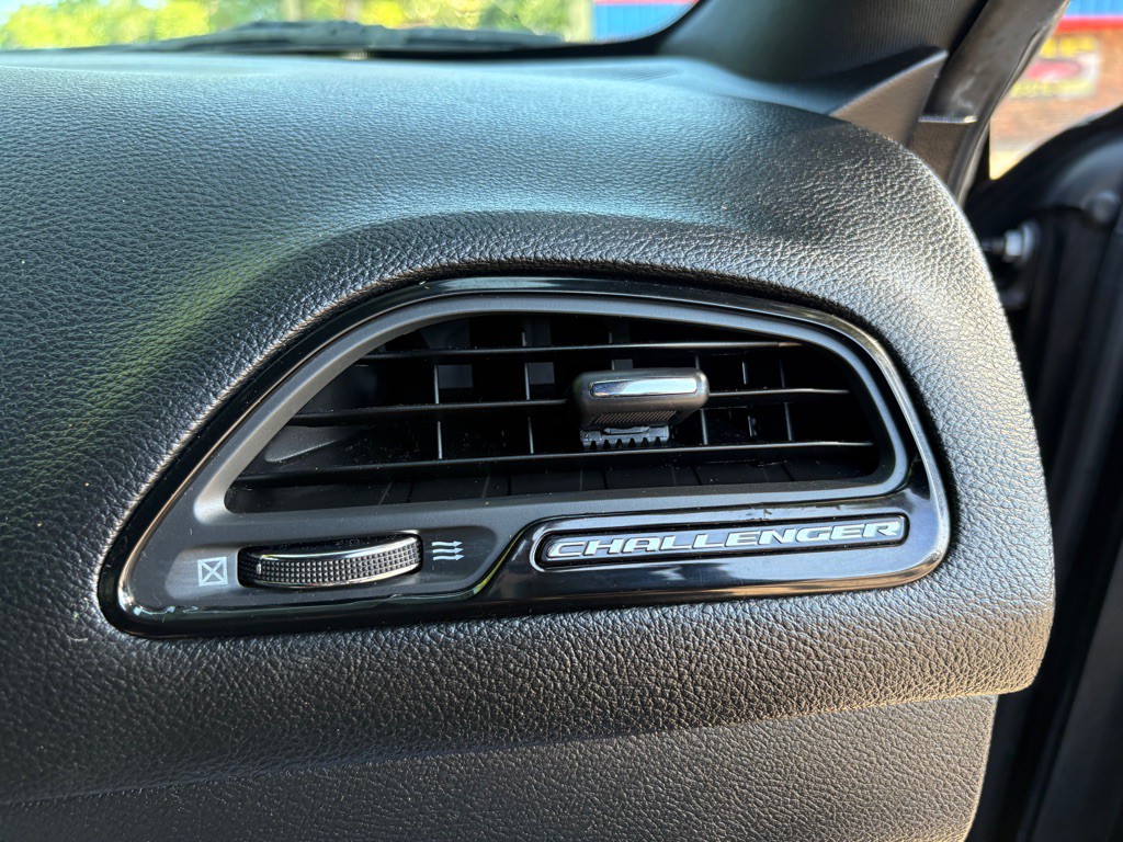 2015 Dodge Challenger Image 15
