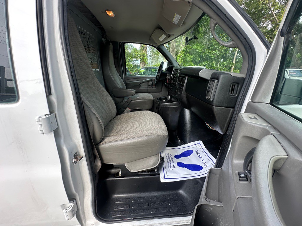 2015 GMC Savana Image 13
