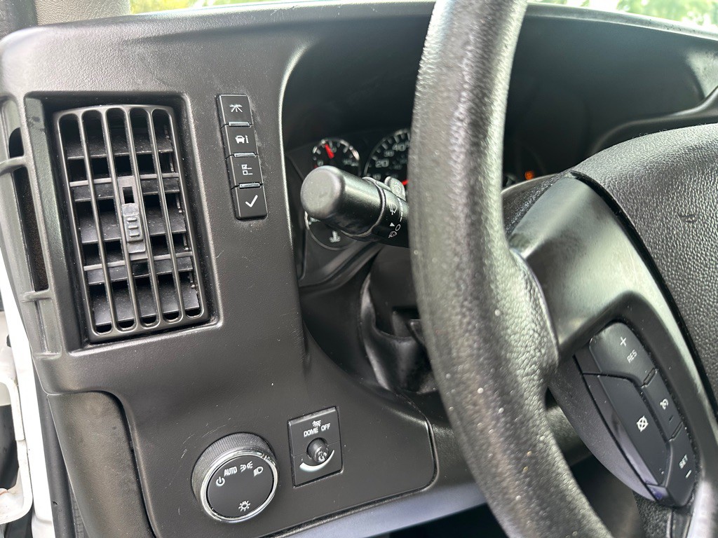 2015 GMC Savana Image 31