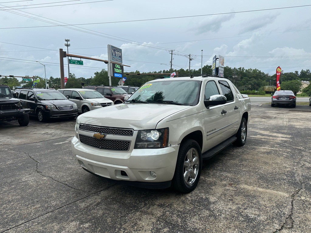 2012 Chevrolet Avalanche Image 2