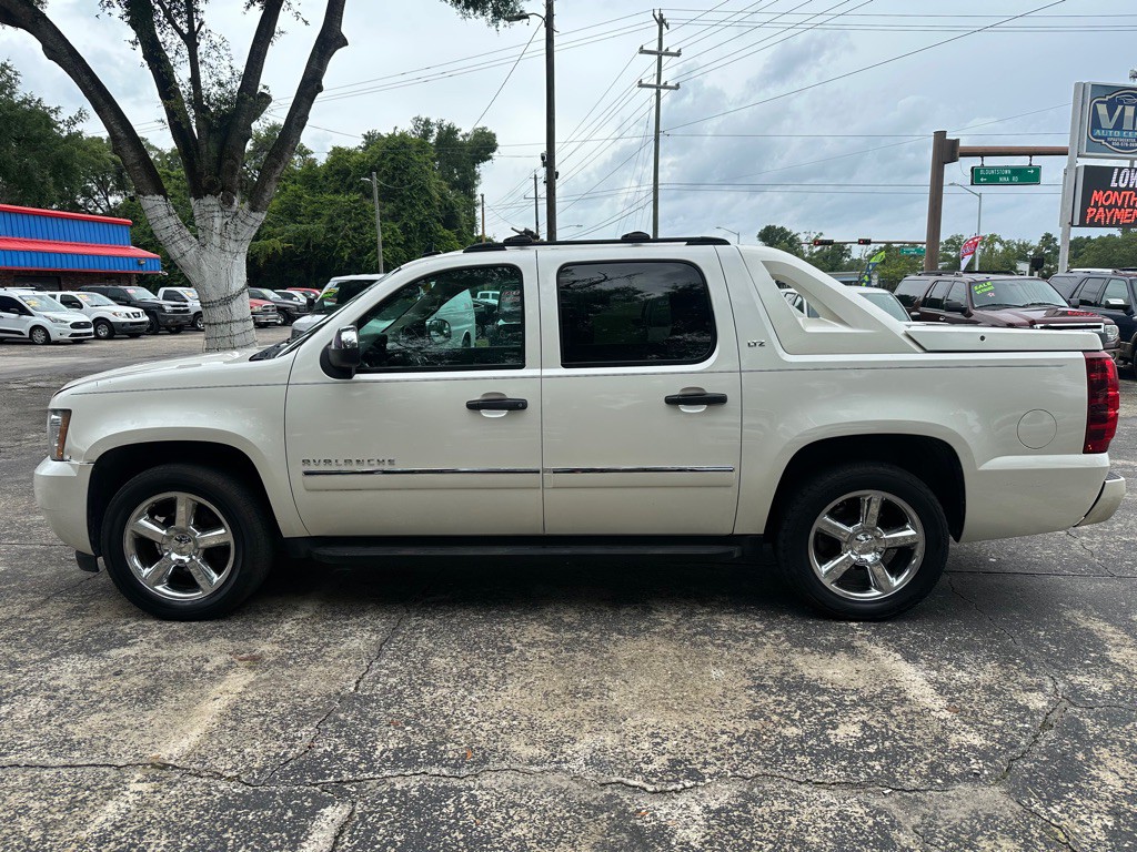 2012 Chevrolet Avalanche Image 3