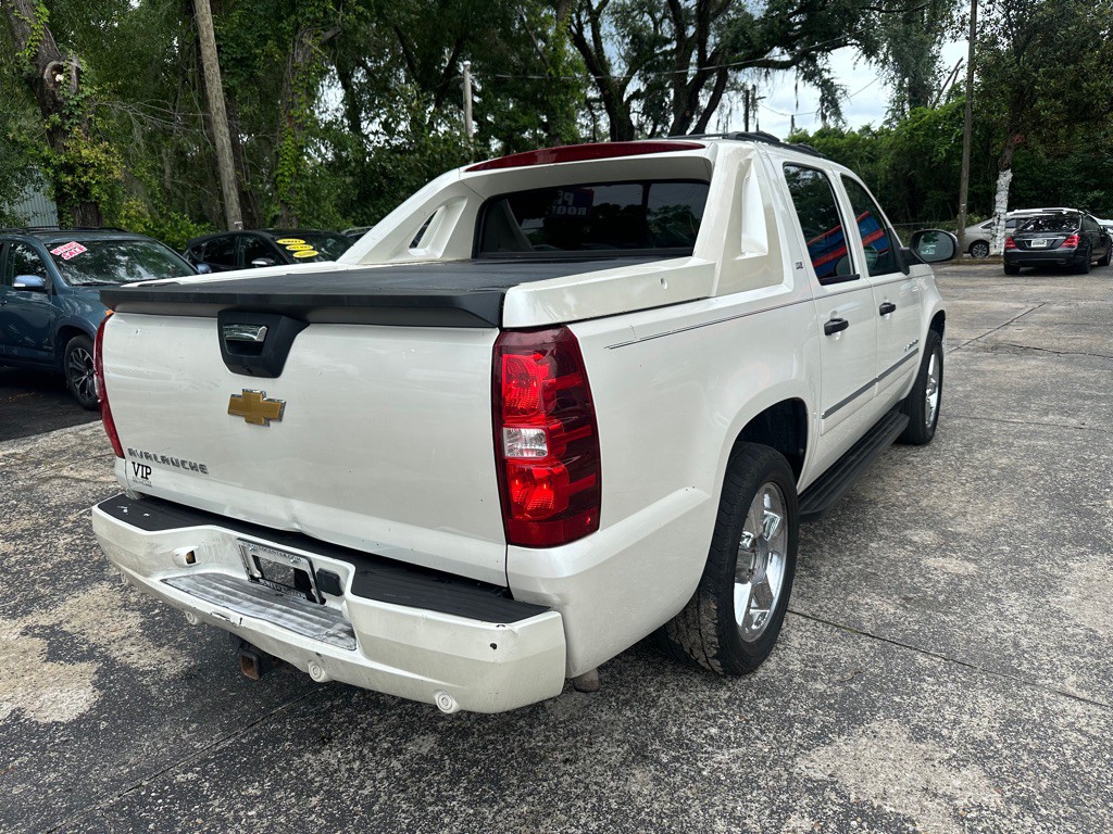 2012 Chevrolet Avalanche Image 6