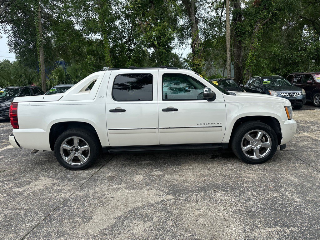 2012 Chevrolet Avalanche Image 7