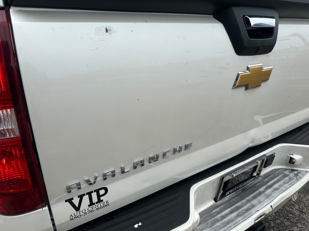 2012 Chevrolet Avalanche Image 12