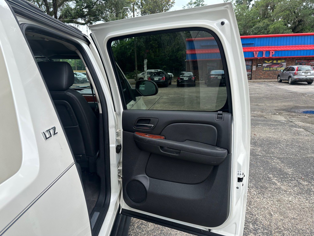 2012 Chevrolet Avalanche Image 17