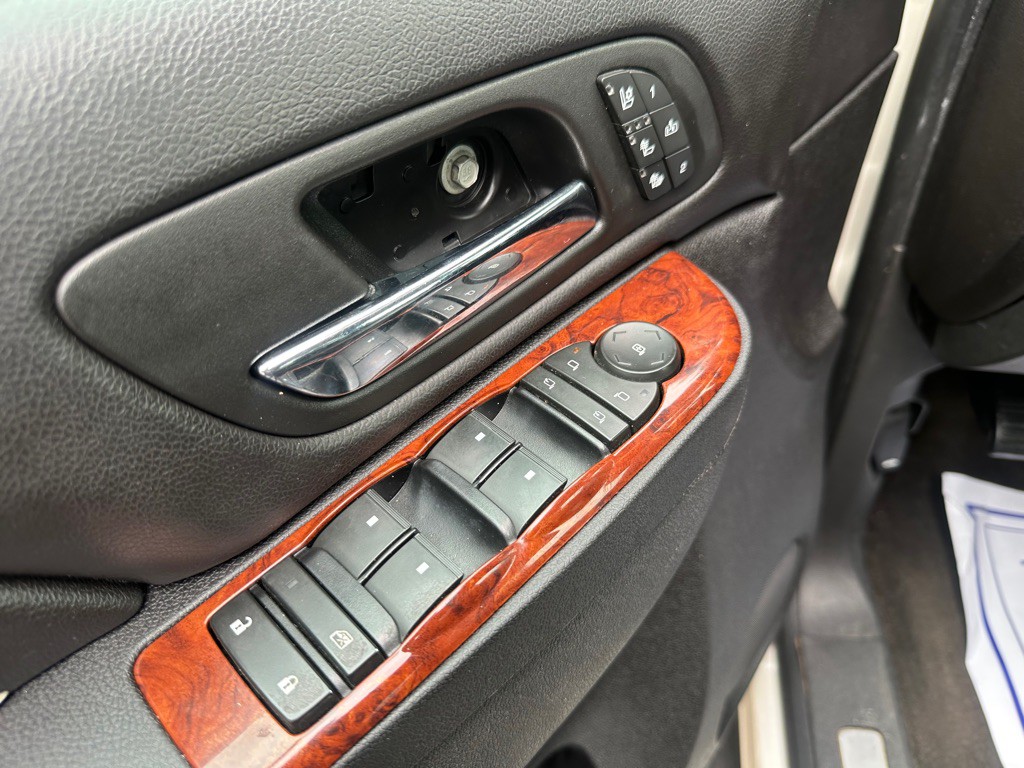 2012 Chevrolet Avalanche Image 24