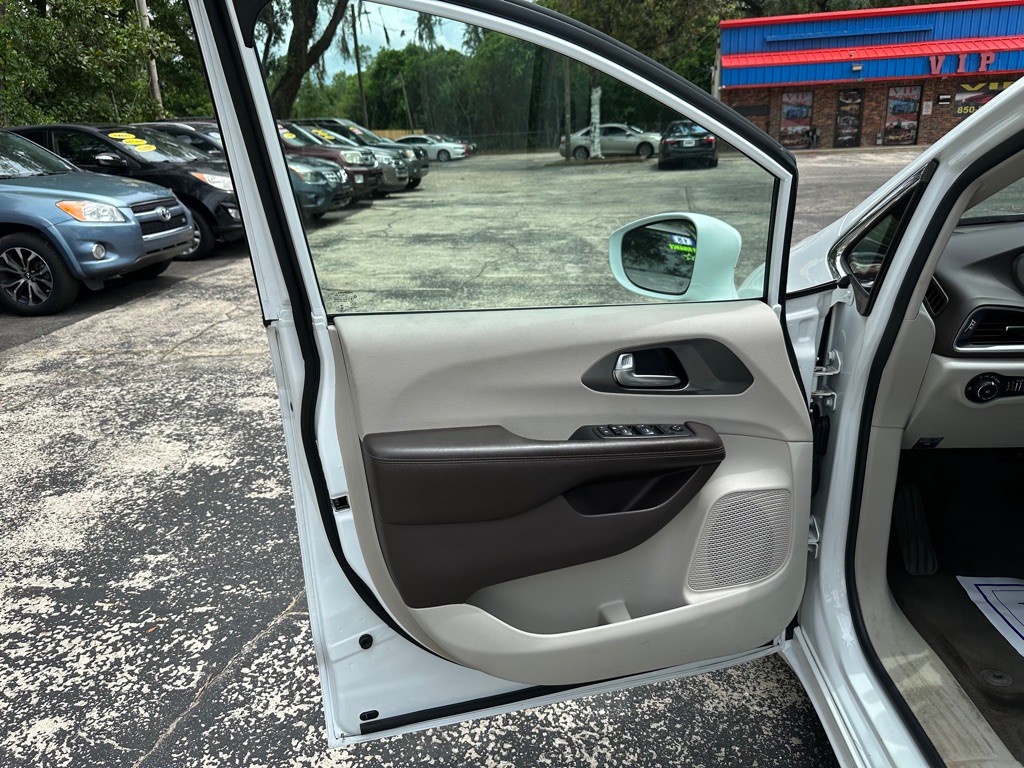 2019 Chrysler Pacifica Image 9