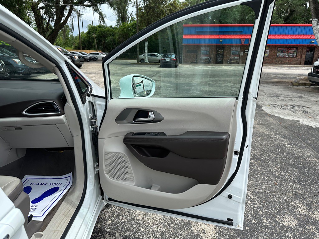 2019 Chrysler Pacifica Image 11